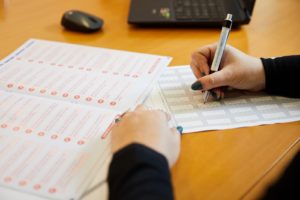 Psicólogo forense en Alicante, Elche, Murcia y Online. Descubre qué es un informe pericial psicológico, cuándo se necesita y cómo puede ayudarte en casos de familia, custodia, laboral o penal.